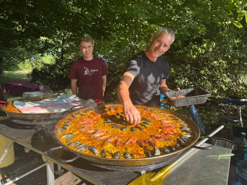 Taco bereidt Paella Mixta tijdens een verjaardagsfeest op een eiland